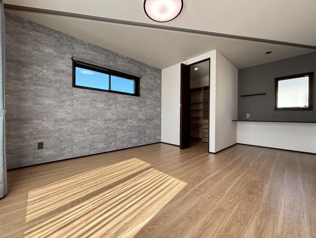 新築戸建　岐阜市旦島５丁目　全３区画分譲の寝室|奥行のあるウォークインクローゼットは収納方法自由自在。家族の成長に合わせた収納が可能です。