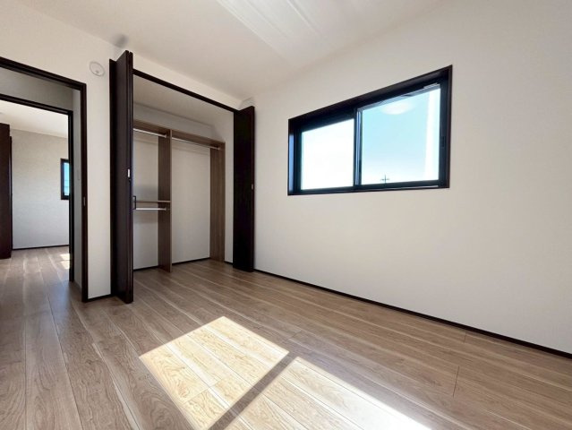 新築戸建　岐阜市旦島５丁目　全３区画分譲の洋室|奥行のあるウォークインクローゼットは収納方法自由自在。家族の成長に合わせた収納が可能です。