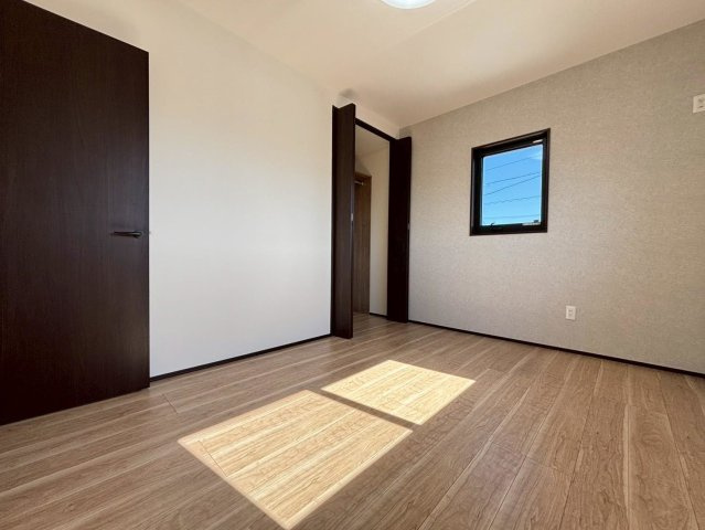 新築戸建　岐阜市旦島５丁目　全３区画分譲の洋室|奥行のあるウォークインクローゼットは収納方法自由自在。家族の成長に合わせた収納が可能です。