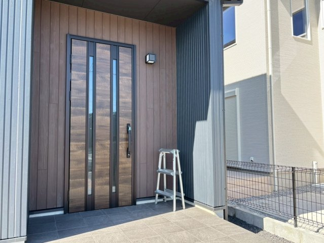 【商談中】新築戸建　岐阜市旦島５丁目　全３区画分譲の玄関|玄関ドアの取っ手ハンドル部分にセンサーがついており、カード・シールタイプのキーで開け閉めができます