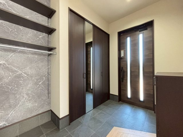 新築戸建　岐阜市旦島５丁目　全３区画分譲の玄関|大容量のシューズ収納付きで玄関周りもすっきり！玄関ドアからの光が玄関ホールを明るくしてくれます。