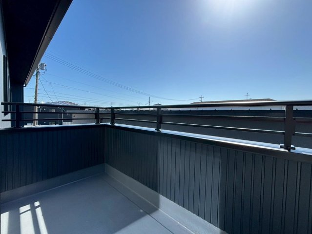 新築戸建　岐阜市旦島５丁目　全３区画分譲のバルコニー|バルコニーは南向きで洗濯物もよく乾きます！強度と表面積硬度を持つFPRで防水しています。