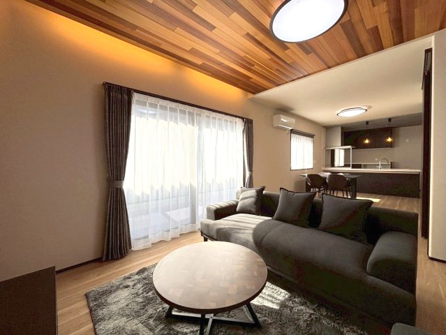 新築戸建　岐阜市旦島５丁目　全３区画分譲の居間・リビング|大きな窓がリビング全体に光と風を運びます。