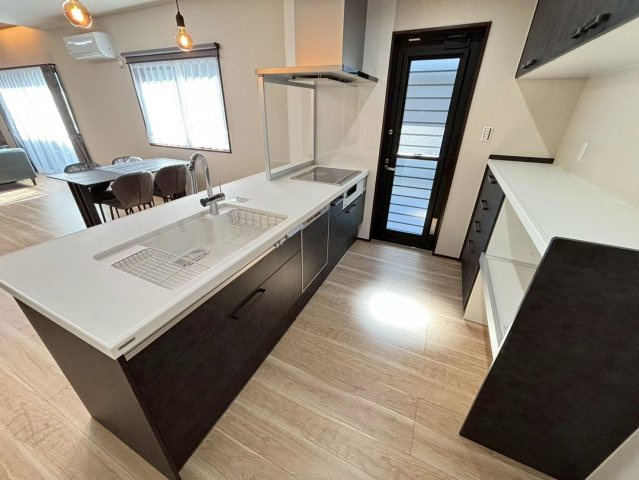 新築戸建　岐阜市旦島５丁目　全３区画分譲のキッチン|機能的なシステムキッチン。収納力に優れた大容量の引出でキッチン回りがスッキリ片付きます。