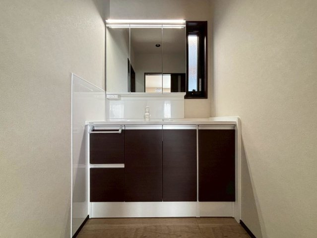 新築戸建　岐阜市旦島５丁目　全３区画分譲の独立洗面台|影ができにくい「ツインラインLED照明」。