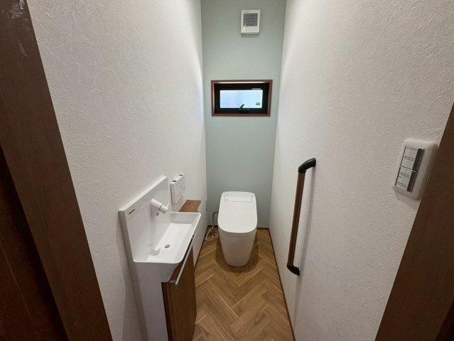 新築戸建　岐阜市旦島５丁目　全３区画分譲のトイレ|少ない水で効率的に洗浄するトルネード洗浄とお掃除のしやすさを究めたフチなし形状でお手入れ楽々。
