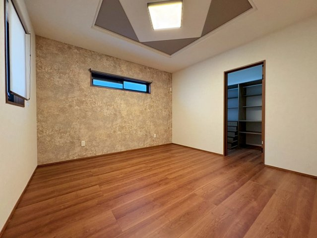 新築戸建　岐阜市旦島５丁目　全３区画分譲の寝室|奥行のあるウォークインクローゼットは収納方法自由自在。家族の成長に合わせた収納が可能です。