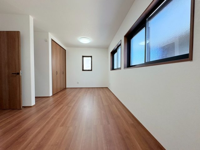 新築戸建　岐阜市旦島５丁目　全３区画分譲の洋室|奥行のあるウォークインクローゼットは収納方法自由自在。家族の成長に合わせた収納が可能です。