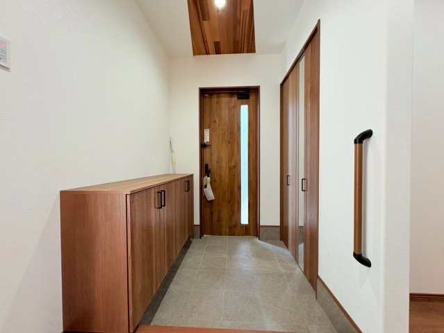 新築戸建　岐阜市旦島５丁目　全３区画分譲の玄関|大容量のシューズ収納付きで玄関周りもすっきり！玄関ドアからの光が玄関ホールを明るくしてくれます。