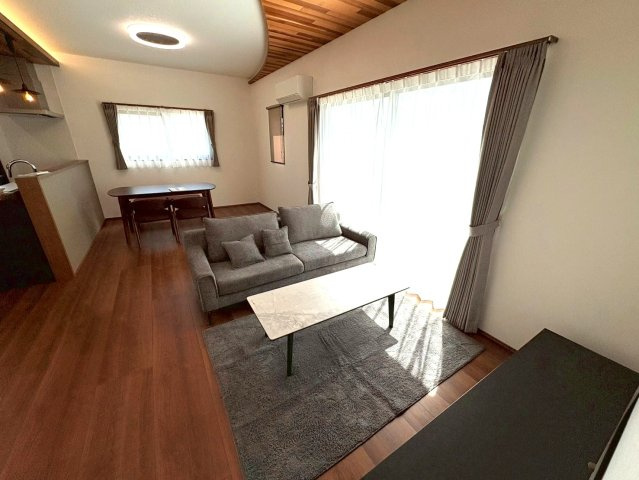 新築戸建　岐阜市旦島５丁目　全３区画分譲の居間・リビング|大きな窓がリビング全体に光と風を運びます。