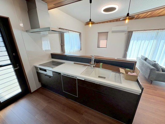新築戸建　岐阜市旦島５丁目　全３区画分譲のキッチン|機能的なシステムキッチン。収納力に優れた大容量の引出でキッチン回りがスッキリ片付きます。