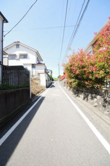 【前面道路含む現地写真】