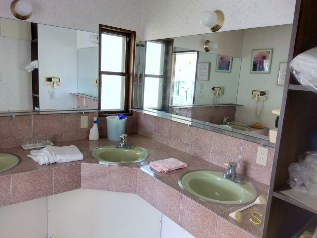 売中古戸建　田方郡函南町丹那の内装|窓があるので明るい室内です。洗面ボウルが複数あるので忙しい朝の身支度に便利です。大きい鏡があるのも嬉しいですね。