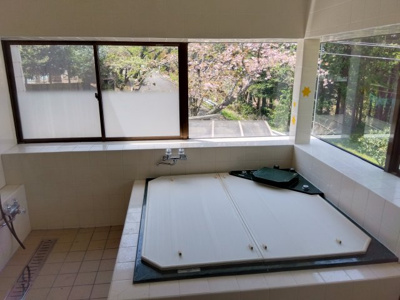 【浴室】 | 売中古戸建　田方郡函南町丹那 | 大きい窓があり解放感があります。浴室全体が広く設計され心身ともに癒やされる空間が広がります。