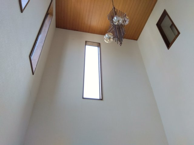 売中古戸建　田方郡函南町丹那の内装|吹抜けがあるので広々として開放感があります。天井が高くなるのでが広く感じます。