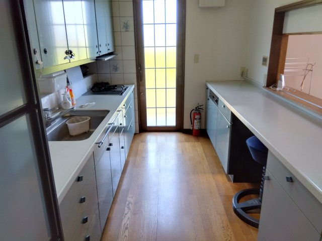 売中古戸建　田方郡函南町丹那のキッチン|調理スペースが広々としているので楽しくお料理出来ますね。備え付けのカップボードがあり、食器をしまっておけるのでスッキリした印象になります。