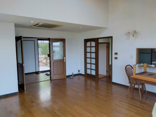 売中古戸建　田方郡函南町丹那の居間・リビング|窓も多く明るいので家族団欒の楽しい時間が過ごせそうですね。落ち着いたナチュラルカラーで心地よい空間を演出してくれます。