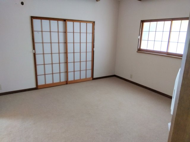 売中古戸建　田方郡函南町丹那の洋室|寝室や仕事部屋など使い勝手の良い広さの洋室です。デスクやチェアを配置して趣味や在宅ワーク用の部屋におすすめです。