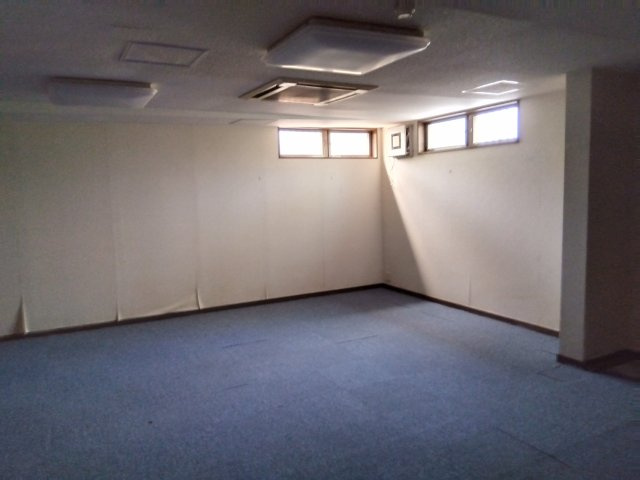 売中古戸建　田方郡函南町丹那の洋室|小窓から柔らかな陽光が降り注ぎます。モダンでありながら温かみのあるデザインが、空間全体を引き立てます。