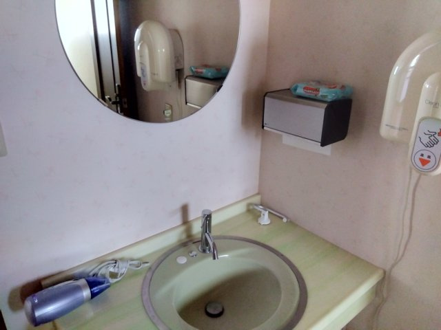 売中古戸建　田方郡函南町丹那の独立洗面台|鏡が大きくスペースも広いので忙しい朝に便利です。窓があるので明るい室内です。