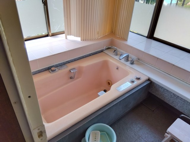 売中古戸建　田方郡函南町丹那の浴室|出窓になっているのでシャンプーを置いたり出来て便利です。ナチュラルカラーで、癒やしの時間を演出してくれます。