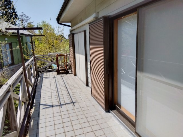 売中古戸建　田方郡函南町丹那のバルコニー|バルコニーが広々としています。風通しも心地良いです。鉢植えやプランターを置いてお花やハーブ野菜を育てることができます。