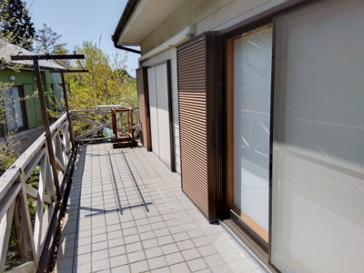 【バルコニー】 | 売中古戸建　田方郡函南町丹那 | バルコニーが広々としています。風通しも心地良いです。鉢植えやプランターを置いてお花やハーブ野菜を育てることができます。