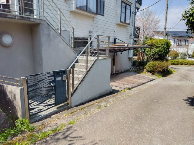 売中古戸建　田方郡函南町丹那の駐車場|駐車場はカーポートになっています。大切なお車を雨風・紫外線から守れます。