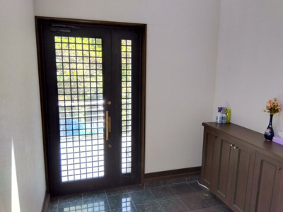 【玄関】 | 売中古戸建　田方郡函南町丹那 | 広々とした解放感のある玄関です。陽当たりも良く気持ち良い1日のスタートがきれそうですね。