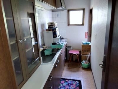 【キッチン】 | 売中古戸建　田方郡函南町丹那 | ゲストハウスや企業保養所としての利用も出来ます。壁付けキッチンなので集中してお料理出来ますね。