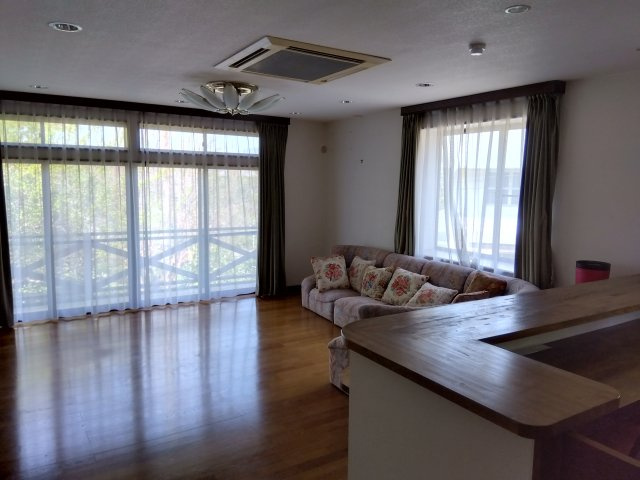 売中古戸建　田方郡函南町丹那の居間・リビング|二面採光なので日差しがたっぷり入ります。また風通しが良く解放感もあります。家族が自然に集まるような広さのリビングです。