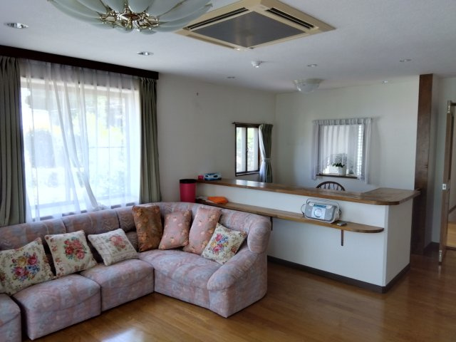 売中古戸建　田方郡函南町丹那の居間・リビング|大きい窓があるので明るい空間でのびのびと生活できます。リビングが広々としているので、ご家族でゆっくりくつろげますね。