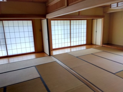 【和室】 | 売中古戸建　田方郡函南町丹那 | 来客スペース・子供の遊び場・昼寝スペースなど色々と幅広く使える大活躍の和室です。押入れがあるので布団をしまっておく事も出来ます。