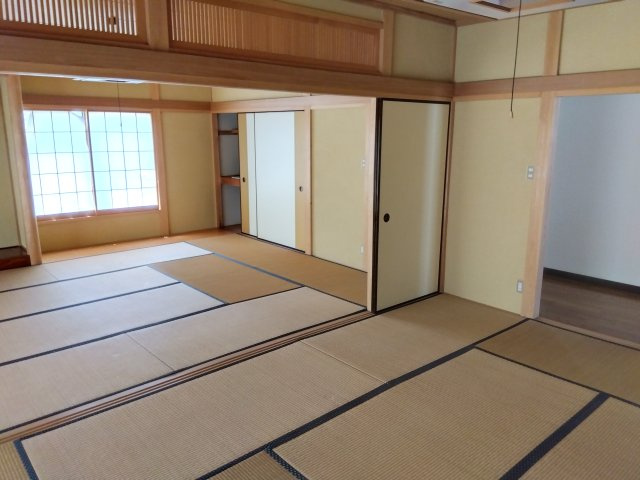 売中古戸建　田方郡函南町丹那の和室|扉を開ければ2間続きで広々と使えます。畳の香りと柔らかな質感が心地よくリラックスできる空間が広がります。