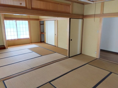 【和室】 | 売中古戸建　田方郡函南町丹那 | 扉を開ければ2間続きで広々と使えます。畳の香りと柔らかな質感が心地よくリラックスできる空間が広がります。