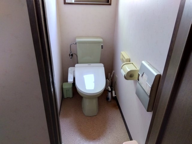 売中古戸建　田方郡函南町丹那のトイレ|トイレには窓があり明るい室内です。出てすぐの場所に手洗い場があるので衛生的です。