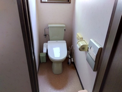 【トイレ】 | 売中古戸建　田方郡函南町丹那 | トイレには窓があり明るい室内です。出てすぐの場所に手洗い場があるので衛生的です。