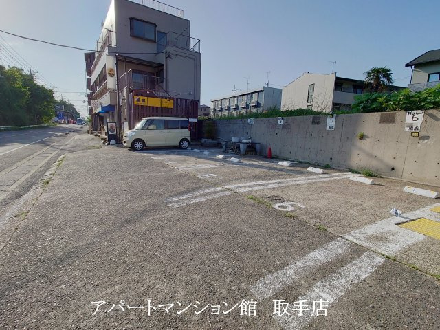 創建ビルの駐車場