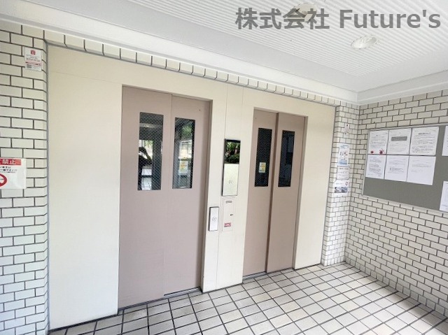 ライオンズマンション三郷のその他共用部分|エレベーター2基完備で忙しい朝にも嬉しい