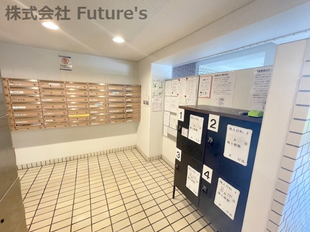 ライオンズマンション三郷のその他共用部分|不在時に便利な宅配BOX