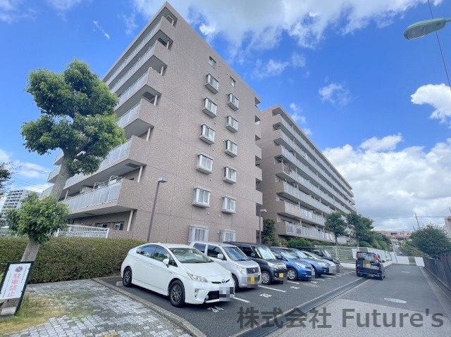 ライオンズマンション三郷の外観|裏側にも駐車場完備