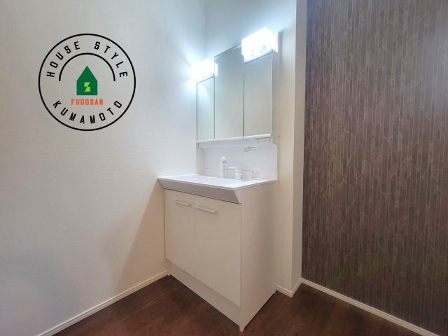 菊池郡大津町大字室第11-5棟（2号棟）　の独立洗面台|毎日使うものだから清潔な空間を保ちたい水回り。洗面にはそんな願いを解消させてくれる収納アイデアが満載です。三面鏡の裏側にはキャビネットが現れ小物から背の高い物まで収納できます。