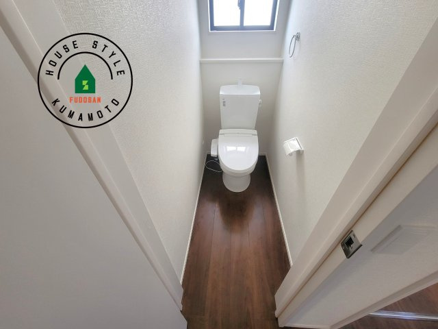 菊池郡大津町大字室第11-5棟（2号棟）　のトイレ|温水洗浄便座を完備しております。2ヶ所にトイレがあるのは朝の慌ただしい時間も安心です。