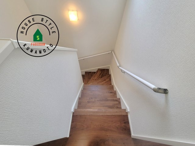 菊池郡大津町大字室第11-5棟（2号棟）　の内装|階段からも明るい光が入ります。採光や通風も階段の重要な役割です。