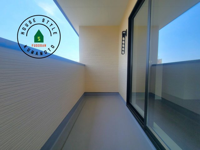 菊池郡大津町大字室第11-5棟（2号棟）　のバルコニー|風をしっかりと感じられるバルコニーでは、毎日が洗濯日和です。広々としているので洗濯も楽しくなるでしょうし、気分転換にバルコニーからの眺めを楽しむのもいいでしょう。