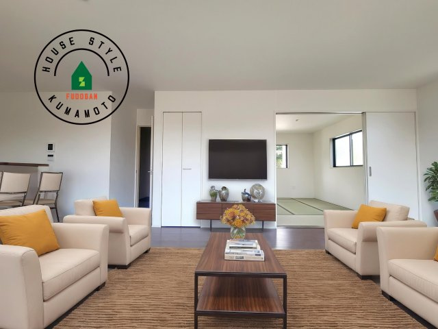 菊池郡大津町大字室第11-5棟（2号棟）　の居間・リビング|明るく開放的なリビングダイニングは豊かな陽光が注ぎ込み、やすらぎの空間を演出してくれます。ご家族で楽しいひとときをお過ごし下さい。※家具はCGを合成したものです。