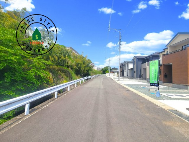 菊池郡大津町大字室第11-5棟（2号棟）　の前面道路含む現地写真|前面道路は閑静な住宅地をはしる車通りの少ない道路。お車の出し入れが苦手なママや小さなお子様にも安心ですね。しっかり舗装もされているので、ベビーカーや自転車で通っても快適に通行できます。