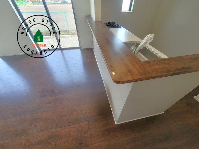 菊池郡大津町大字室第11-5棟（2号棟）　のダイニング|キッチンから立ち込める香りが今日の料理を期待させます。