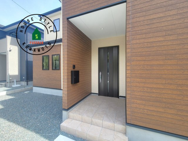 菊池郡大津町大字室第11-5棟（2号棟）　の玄関|おでかけの時も帰った時も、「我が家」を最初に感じでもらえる素敵な空間に。