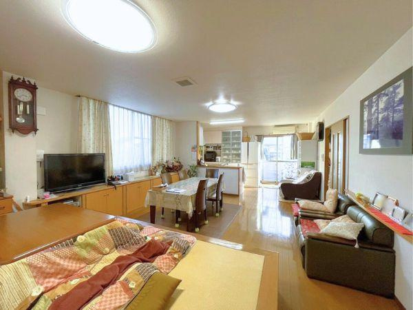 明磧　店舗付き中古住宅の居間・リビング|LDKは2面採光で明るい雰囲気♪